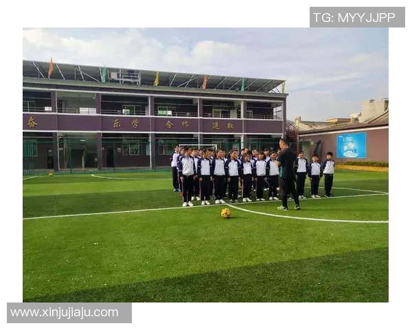 在阳光明媚的操场上，孩子们欢快地进行足球课的热身与训练